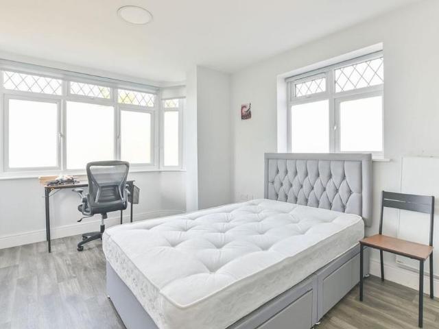 Studio for rent in London Borough of Ealing, Greenford