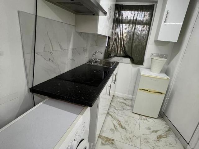 Studio for rent in Aveley, Essex