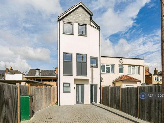 Studio for rent in Row Town, Surrey