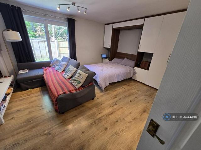 Studio for rent in Earley