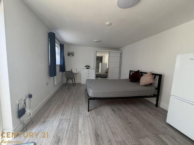 Studio for rent in Newbury Park, Greater London