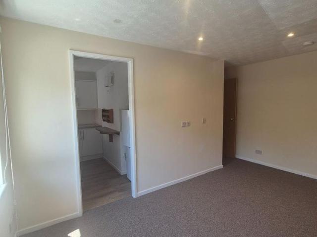 Studio for rent in Oakley