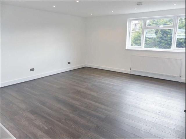 Studio for rent in Oakleigh Park, Greater London
