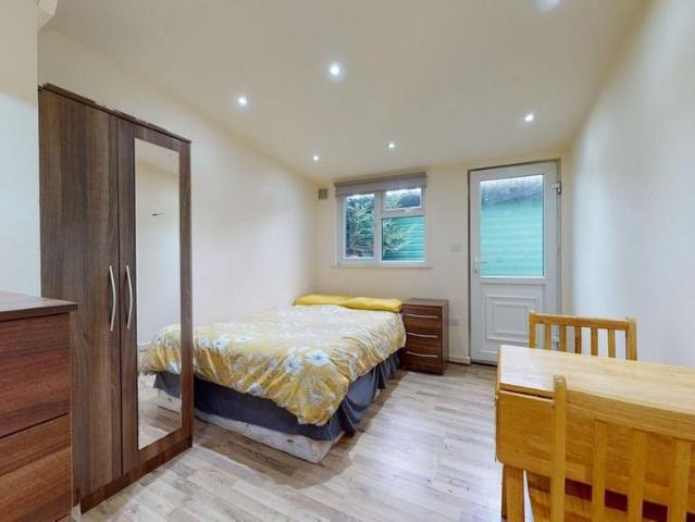 Studio for rent in Mapesbury, Greater London