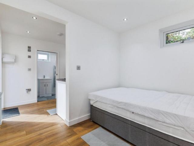 Studio for rent in Benhilton, Greater London