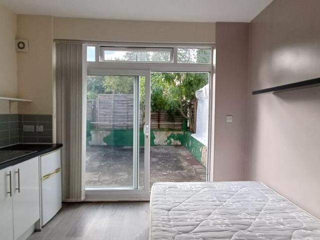 Studio for rent in Farley Hill, Spring Park