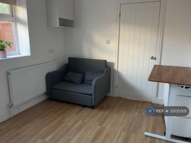 Studio for rent in Lower Halliford, Surrey