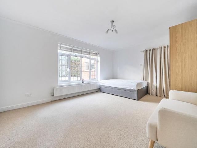 Studio for rent in Wrecclesham, Fole