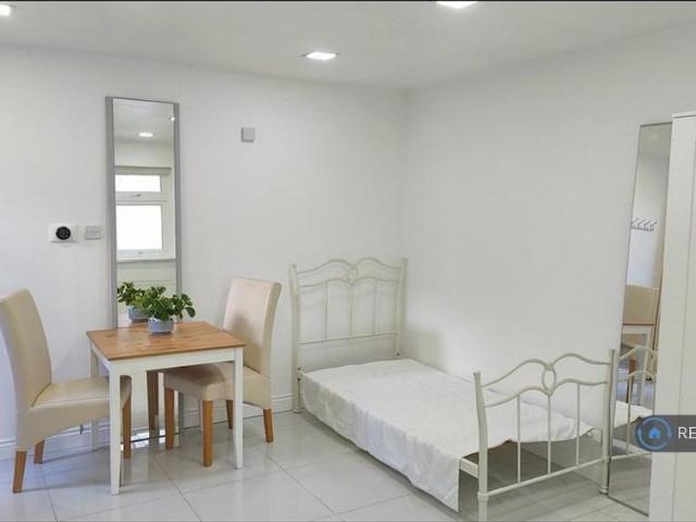 Studio for rent in Slough, Isle Of Man