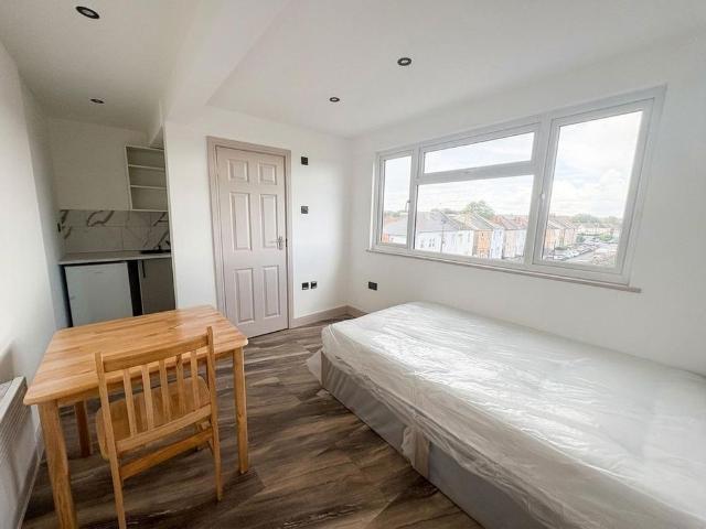 Studio for rent in Longlands, Halfway Street