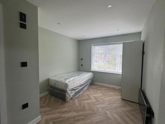 Studio for rent in Chadwell St Mary, Essex