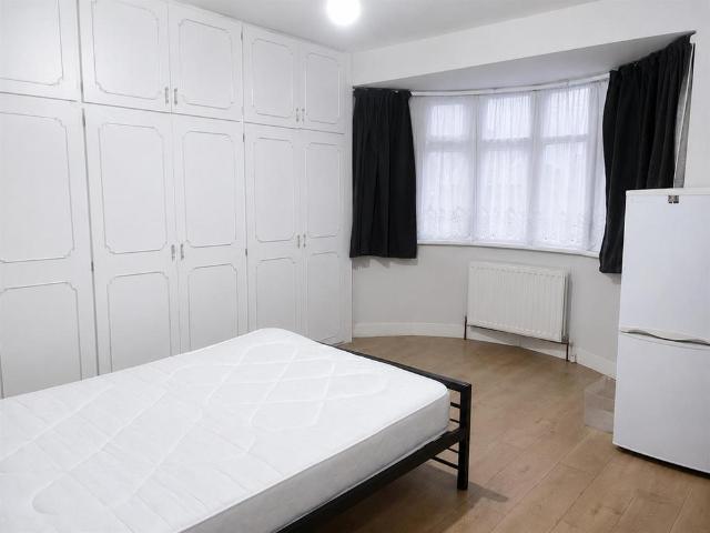 Studio for rent in London Borough of Ealing, Greater London