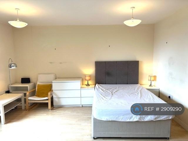 Flat for rent in London Borough of Ealing, Park Royal