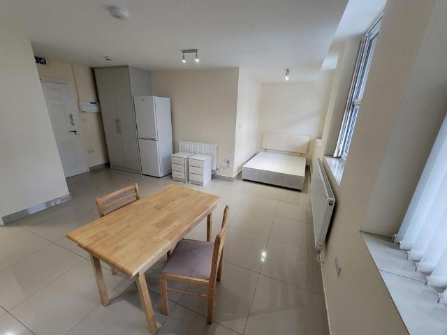 Studio for rent in London Borough of Ealing, Hanwell