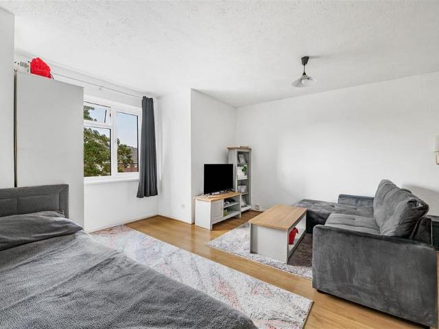 Studio for rent in Carshalton Beeches, Greater London
