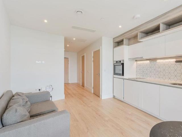 Studio for rent in Row Town, Surrey