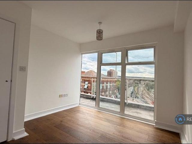 Studio for rent in London Borough of Croydon, Greater London
