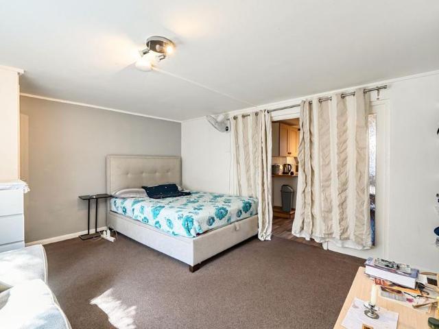 Studio for rent in Reading