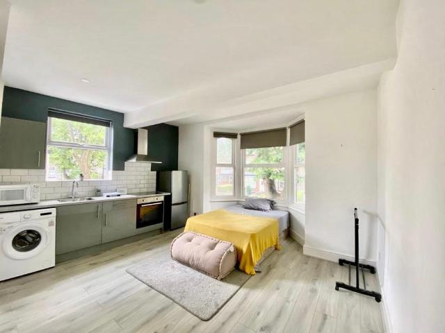Studio for rent in Broomfield, Sheffield