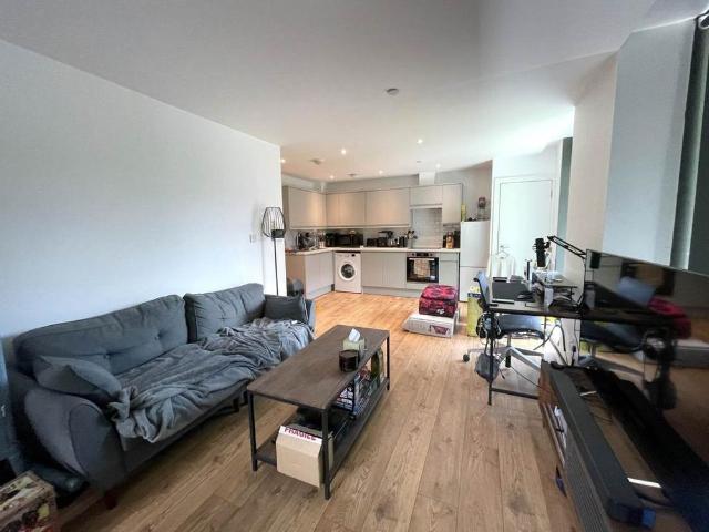 Studio for rent in Perryfields, West Sussex