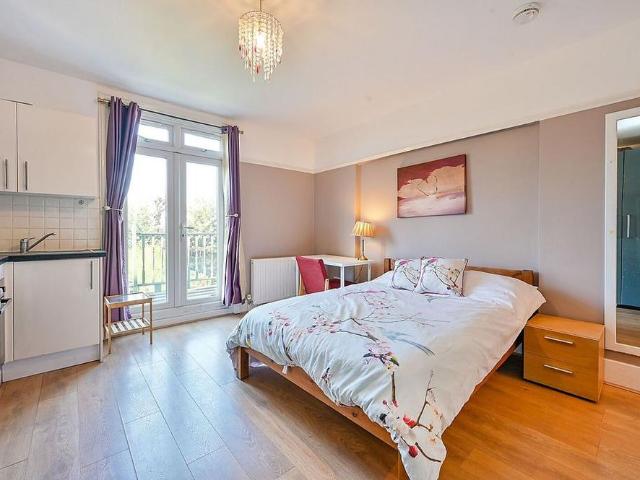 Studio for rent in London Borough of Ealing, Greater London