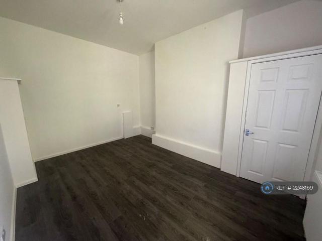 Studio for rent in Calderstones