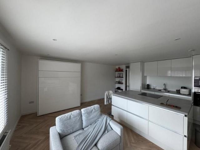 Studio for rent in Lower Halliford, Surrey