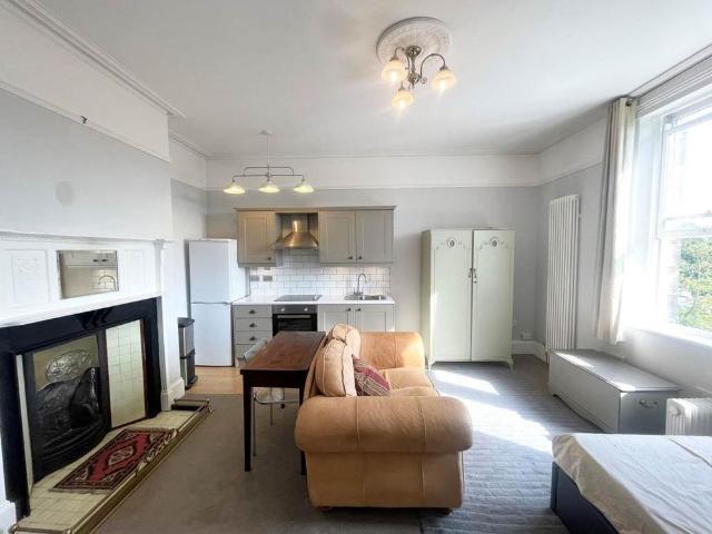 Studio for rent in Farsley, West Yorkshire