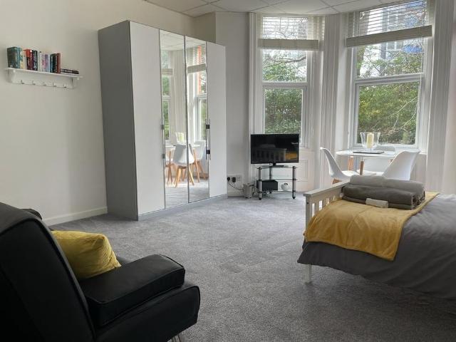 Studio for rent in Dixons Green, West Midlands