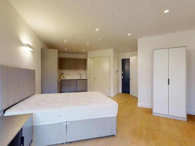 Studio for rent in London Borough of Hounslow, Cat Hill
