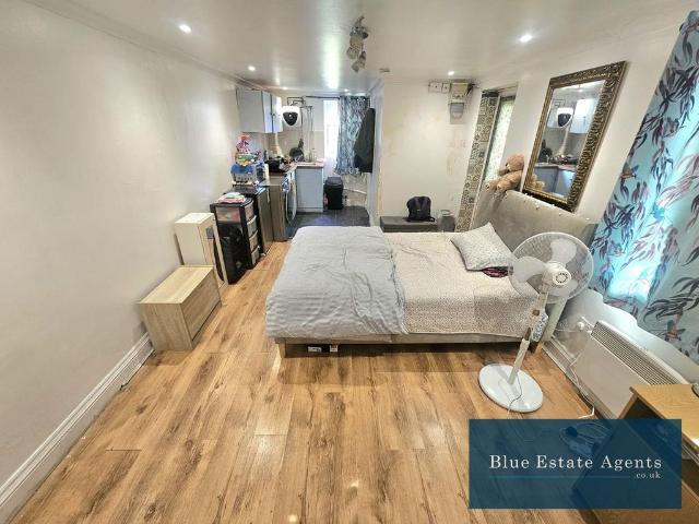 Flat for rent in London Borough of Hounslow, Heston
