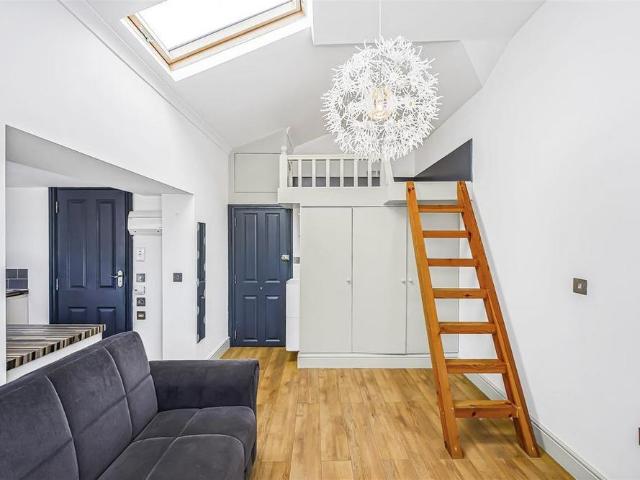 Studio for rent in Chapel End, Highams Park