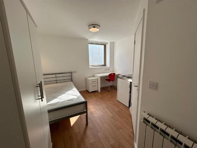 Flat for rent in Lansdowne, Springbourne