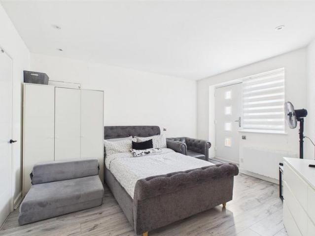 Studio for rent in Broxbourne, Hertfordshire