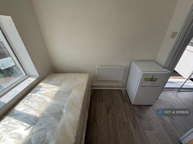 Flat for rent in Yeading, Greater London