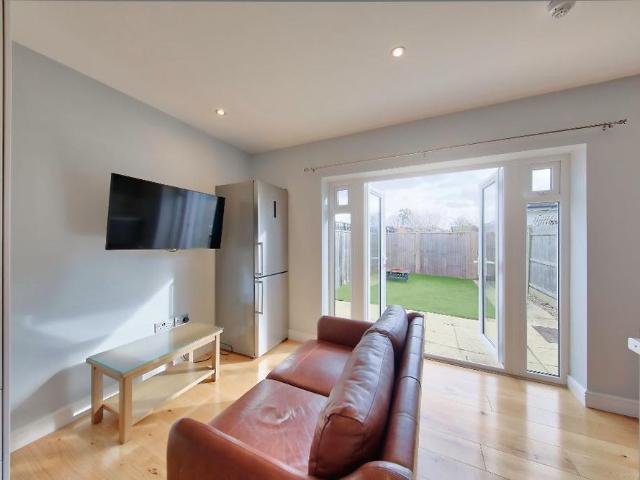 Studio for rent in London Borough of Merton, Raynes Park