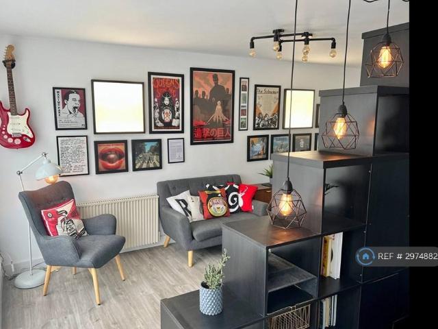 Flat for rent in Allt-yr-yn, Wales