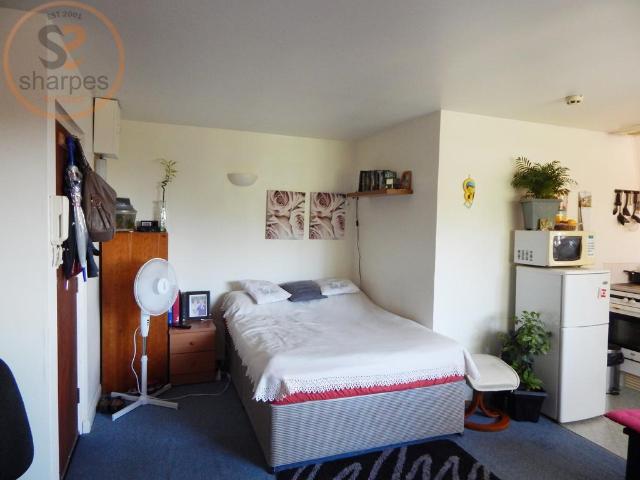 Flat for rent in London Borough of Merton, Mitcham