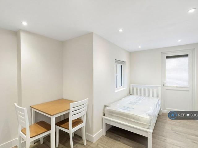 Studio for rent in Badgers Dene, Grays