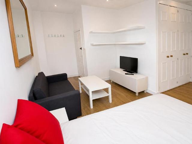 Studio for rent in Highfield, Pouchen End