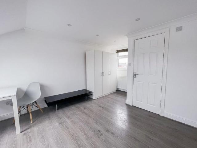 Studio for rent in Newbury Park, Greater London