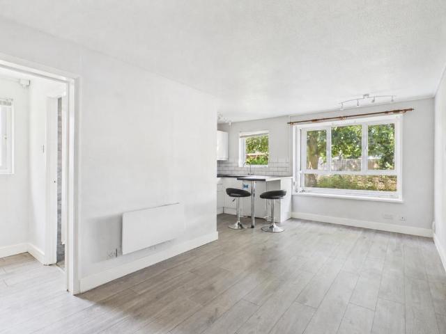 Studio for rent in Ewens Farm, Golden Valley
