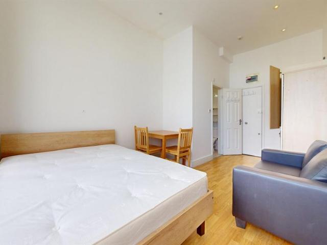 Flat for rent in Earl's Court, Greater London