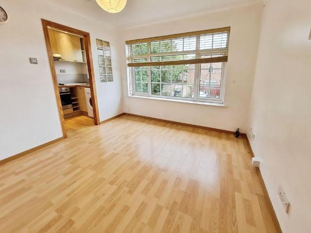Studio for rent in Farsley, West Yorkshire