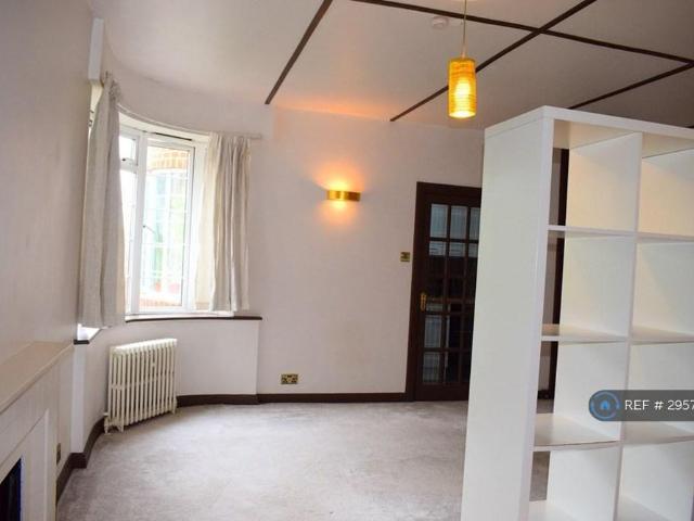 Studio for rent in Cottenham Park, Greater London