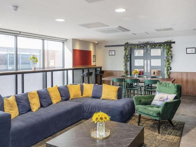 Studio for rent in Row Town, Surrey