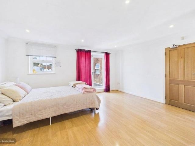 Studio for rent in Row Town, Surrey