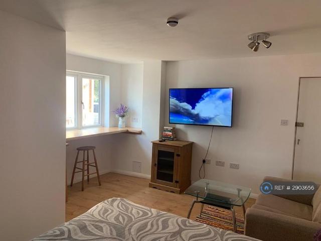 Studio for rent in New Bilton, Warwickshire
