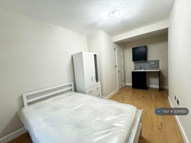 Studio for rent in Lower Feltham, Greater London