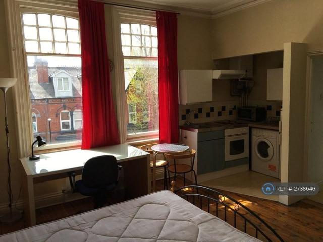 Studio for rent in Hyde Park, West Yorkshire
